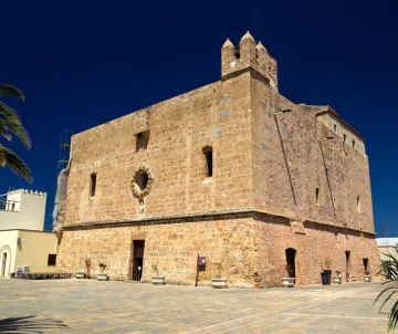 Spiaggia, centro storico e tradizioni